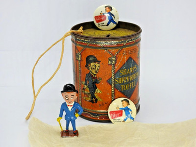 SHARPS TOFFEE BRITAINS 1930s LEAD SIR KREEMY KNUT TIN DRUM SPARDOSE PIN BADGES