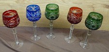 13435. Sch&ouml;ne bunte R&ouml;mer, Weingl&auml;ser, mit geschliffenen Sternmuster, 5 St&uuml;ck