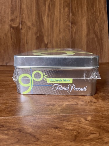 Trivial Pursuit anni 90 Time Capsule Edition/Custodia di latta/Parker Bros NUOVO/SIGILLATO - Foto 3 di 8