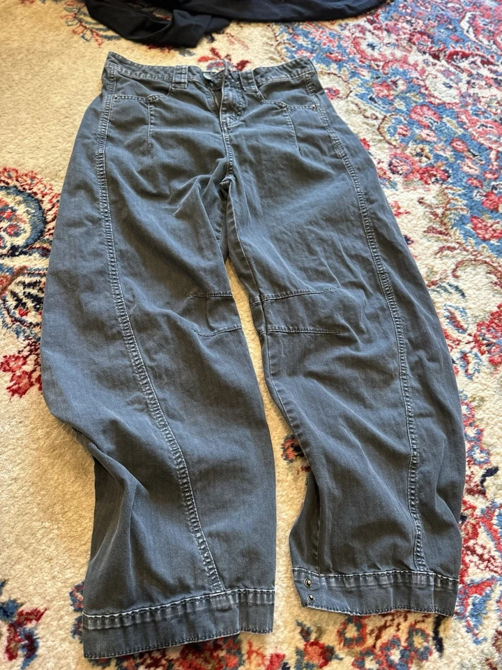 BDG Urban Outfitters Elise 低腰褪色黑色桶裤 2 码 — 第 2/4 张图片