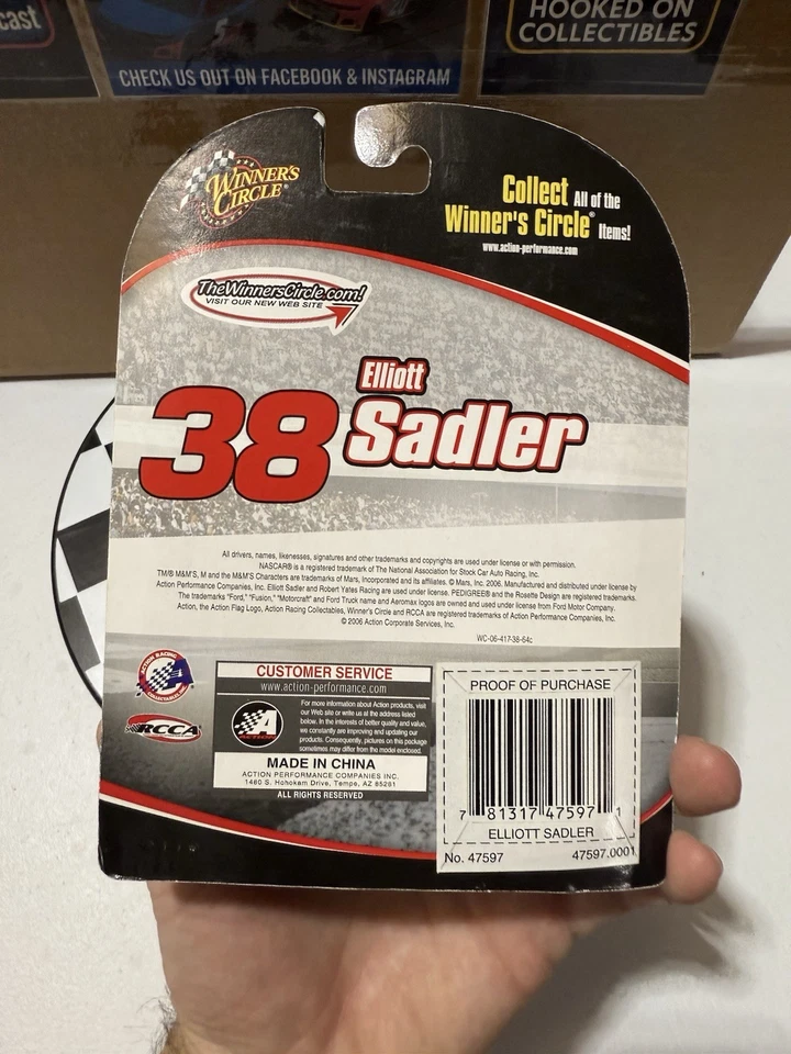 ELLIOTT SADLER #38 M&M’s 2006 1/64 WINNER'S CIRCLE W/ HOOD MAGNET DISPLAY - Image 4 of 4