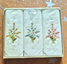 3er Set Vintage Taschent&uuml;cher Baumwolle bestickt Blumen Wei&szlig; 1970er Boho 025/24