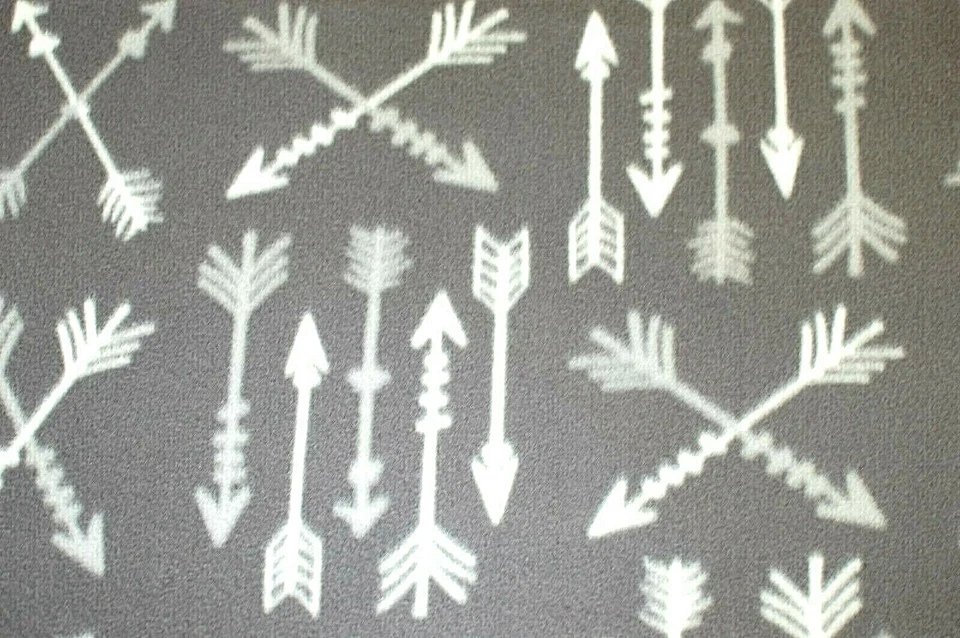 BTY * НОВЫЙ * СЕРЫЙ И БЕЛЫЙ СТРЕЛЫ В РАЗЛИЧНЫХ ФОРМАХ НА LT СЕРЫЙ ФЛИС 1 ЯРД 60 X 36» - Изображение 4 из 4