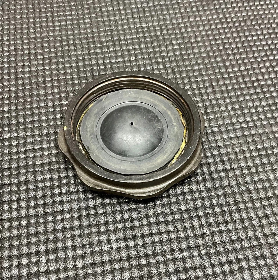 vintage italian motorcycle Gilera gas cap Foto 2 de 2