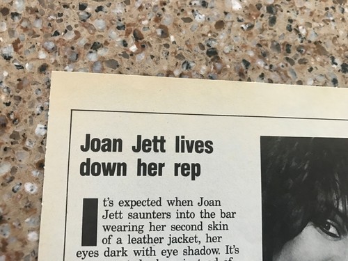 1982 VINTAGE 1PG MAGAZINE PRINT ARTICLE JOAN JETT LIVES DOWN HER REP PETTING CAT - Picture 2 of 2