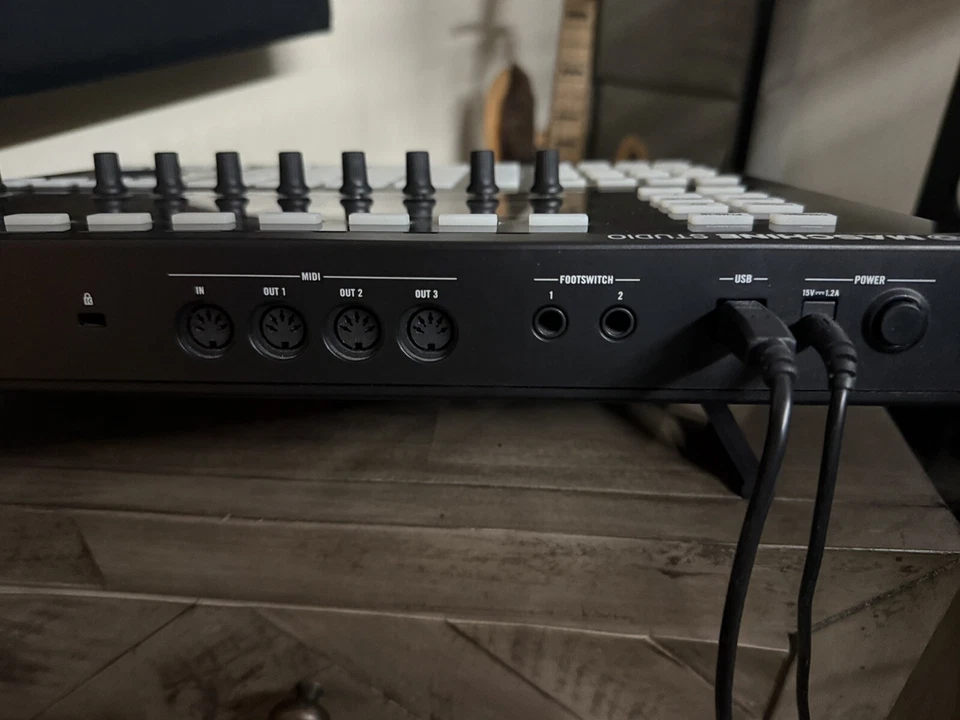 Native Instruments Maschine Studio W/ Sounds & Software- Black (Lightly used) - Image 3 of 4