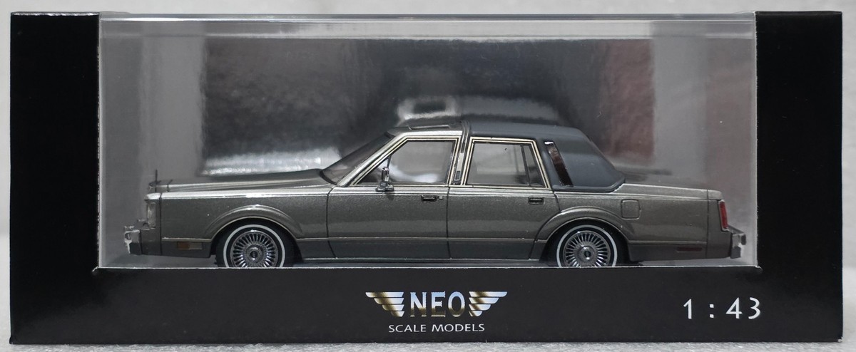 Lincoln Continental Town Car 1986 Grey 1:43 Neo NEO43546 Resin
