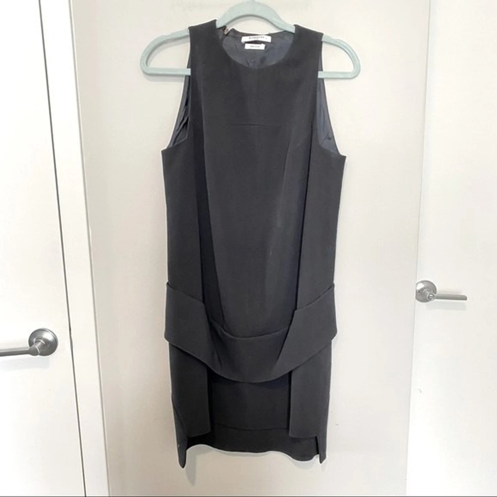 Abito tubino smanicato Givenchy Paris nero con volant peplo business professionale