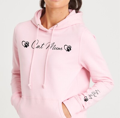Cat Mum Custom Hoodie, Mama Hoodie mit Namen und Pfote, Cat Mummy Name auf Ärmel