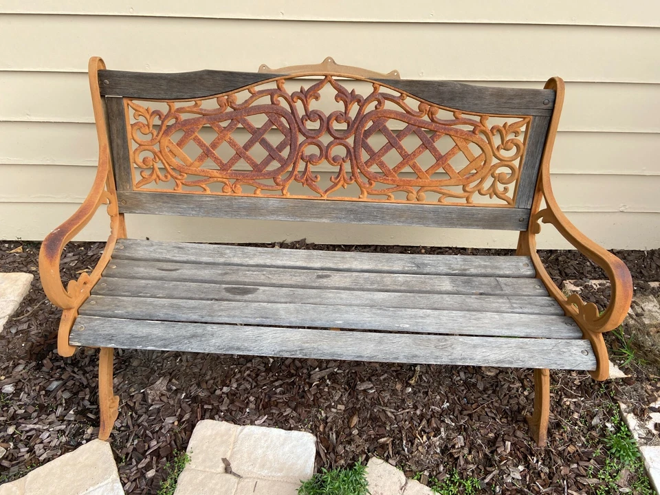 Antiguo banco de parque de listones de hierro fundido y madera Foto 2 de 4