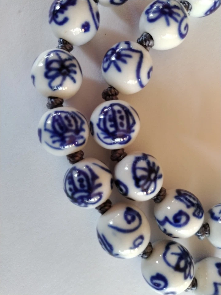 Collar/colgante vintage de porcelana dragón cuentas azules y blancas Foto 3 de 4