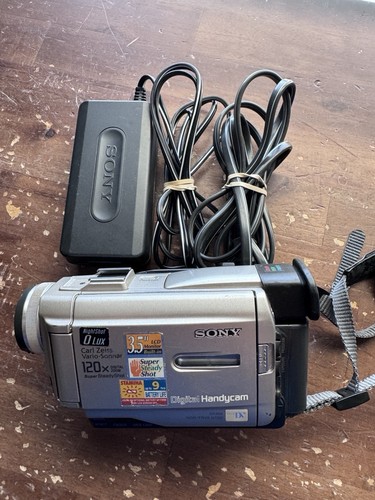 Caméscope Sony Handycam DCR-TRV8 MiniDV - Vintage 1999, Argenté, Avec Night Shot Et LCD