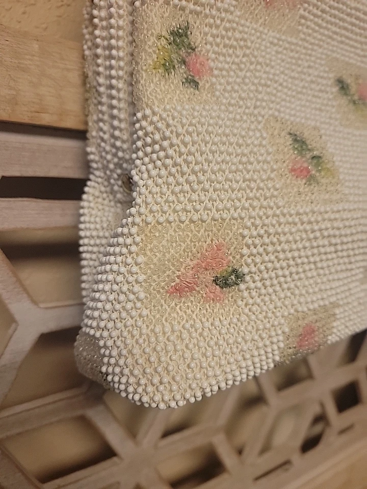 Bolso de mano vintage blanco con cuentas. Cierre de beso rosa floral. Acentos dorados. Foto 4 de 4
