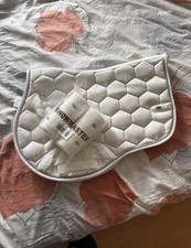 Showmaster Tunier Pony Set In Weiß + Passende Bandagen Schabracke PVS