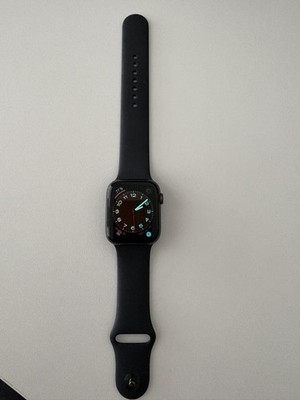 Apple Watch Serie5 44mm Space Grau Aluminium Case mit Black Sport Band Ladekabel