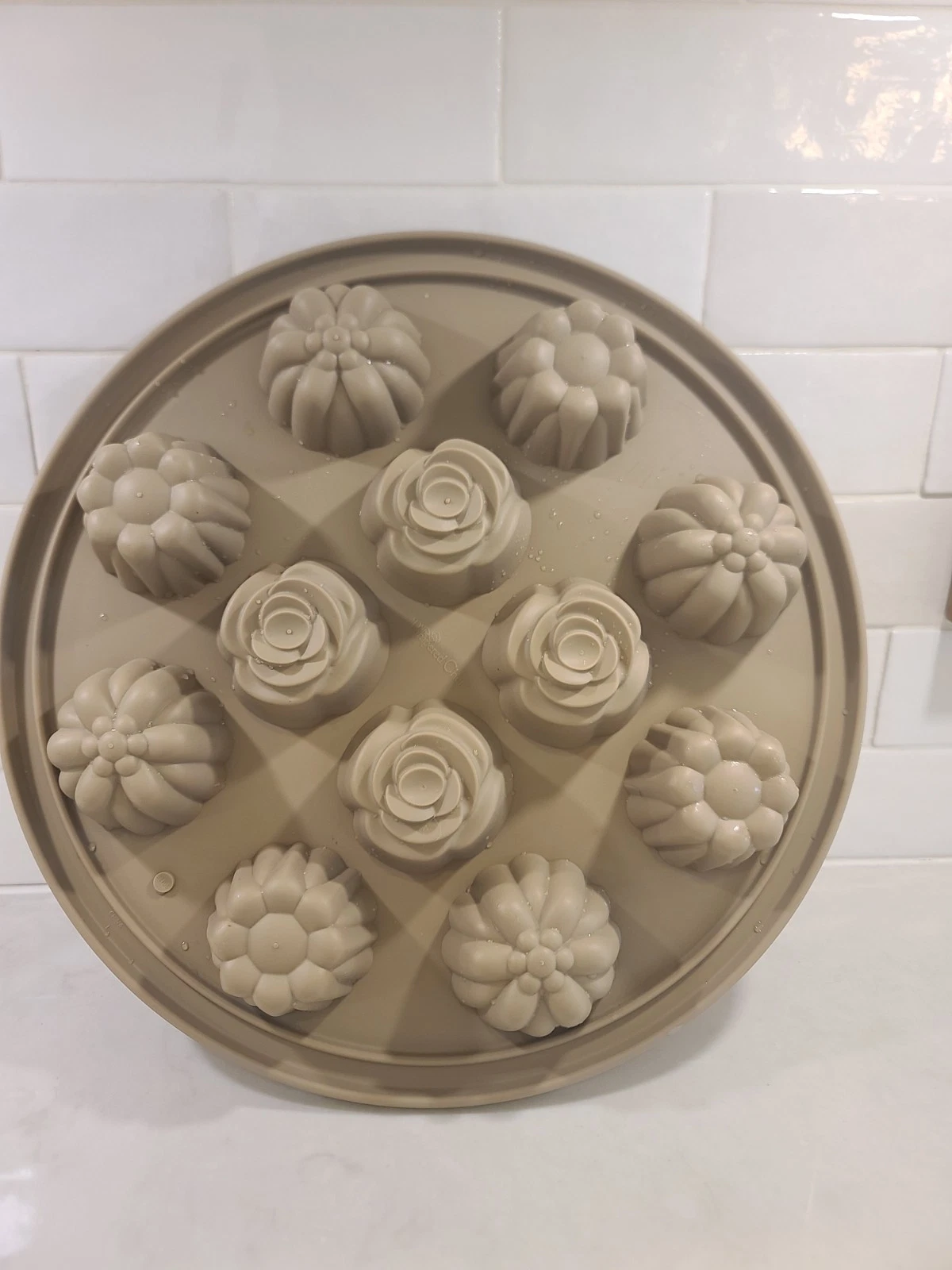 Pampered Chef Silicone Bakeware Floral Cupcake Pan #1613 Baking Cake Dish