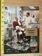 Publicidad publicitaria impresa Snickers Candy Bars 2014: escena de Santa en silla de peluquero