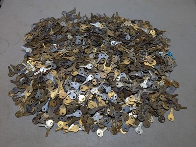 LOT OF 50 SMALL-MEDIUM CUT KEYS FOR PADLOCKS, CARS, HOUSE DOORS, CABINETS etc.