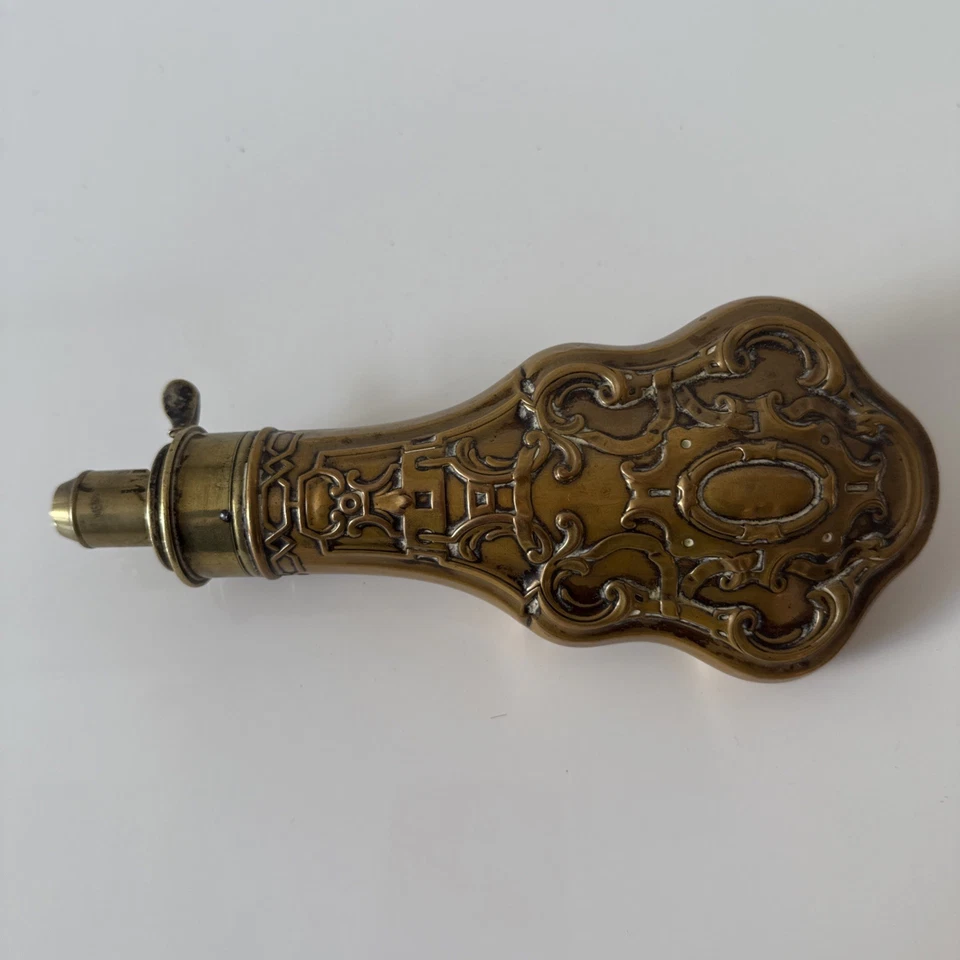 Chifre/garrafa antiga ornamentada de cobre e latão preto em pó Palm Beach Estate Find - Imagem 4 de 4