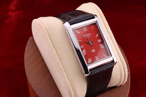⌚✨ Vintage Seiko Slim Quartz Gentlemen's Red Dial ,Black Dress Watch