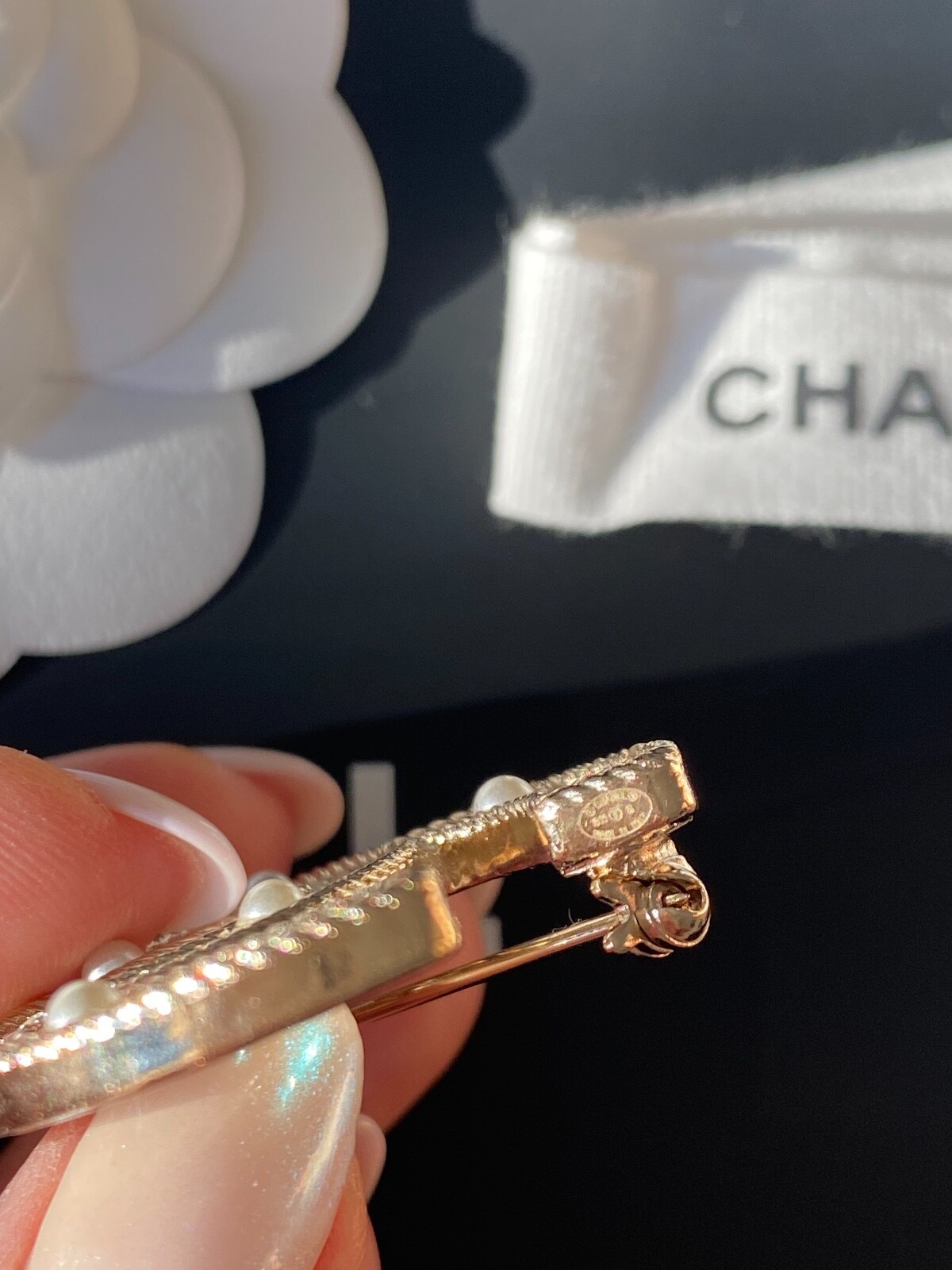 2019 S CHANEL CLASSIC GOLD SMALL CC LOGO PEARLS CRYSTALS BROOCH PIN