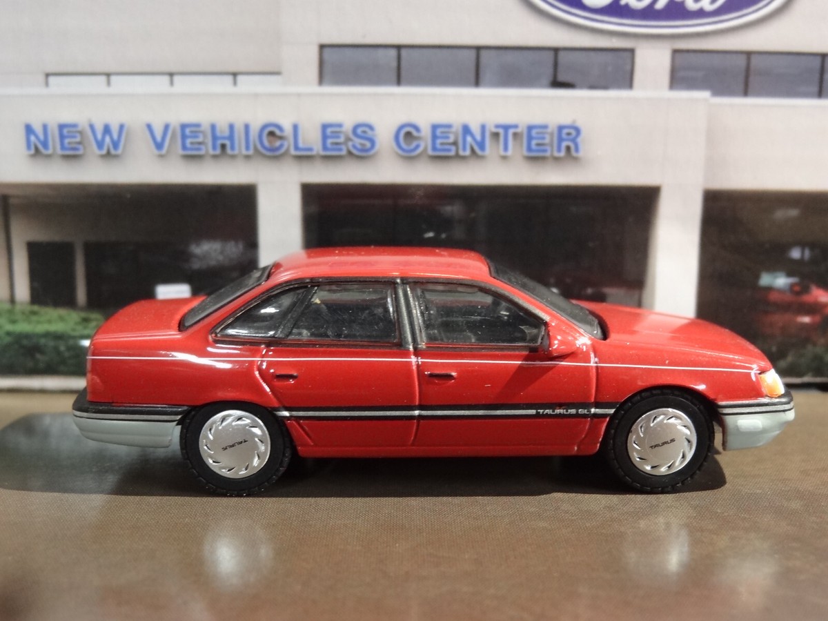 1ST GEN 1986-90 FORD TAURUS GL MID-SIZE SEDAN 1/64 SCALE