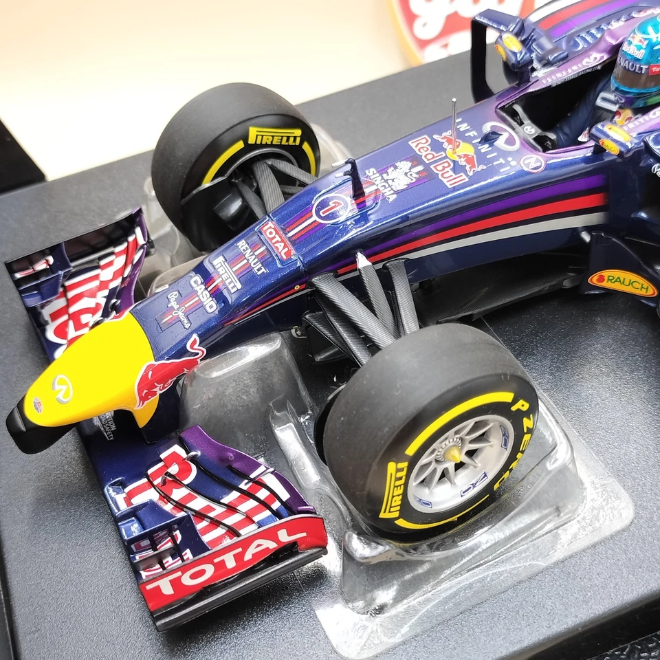 Minichamps 1/18 Infiniti Red Bull Racing RB10 Sebastian Vettel 2014 110140001 - Image 3 of 4