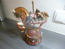 MMM  Tolle Spieluhr Ritter Pferd aufwendig verziert Höhe 24 cm Karussellpferd
