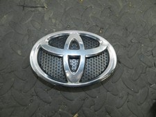 169. TOYOTA AURIS. 1.6 DIESEL. FRONT BUMPER BADGE 75312–02120