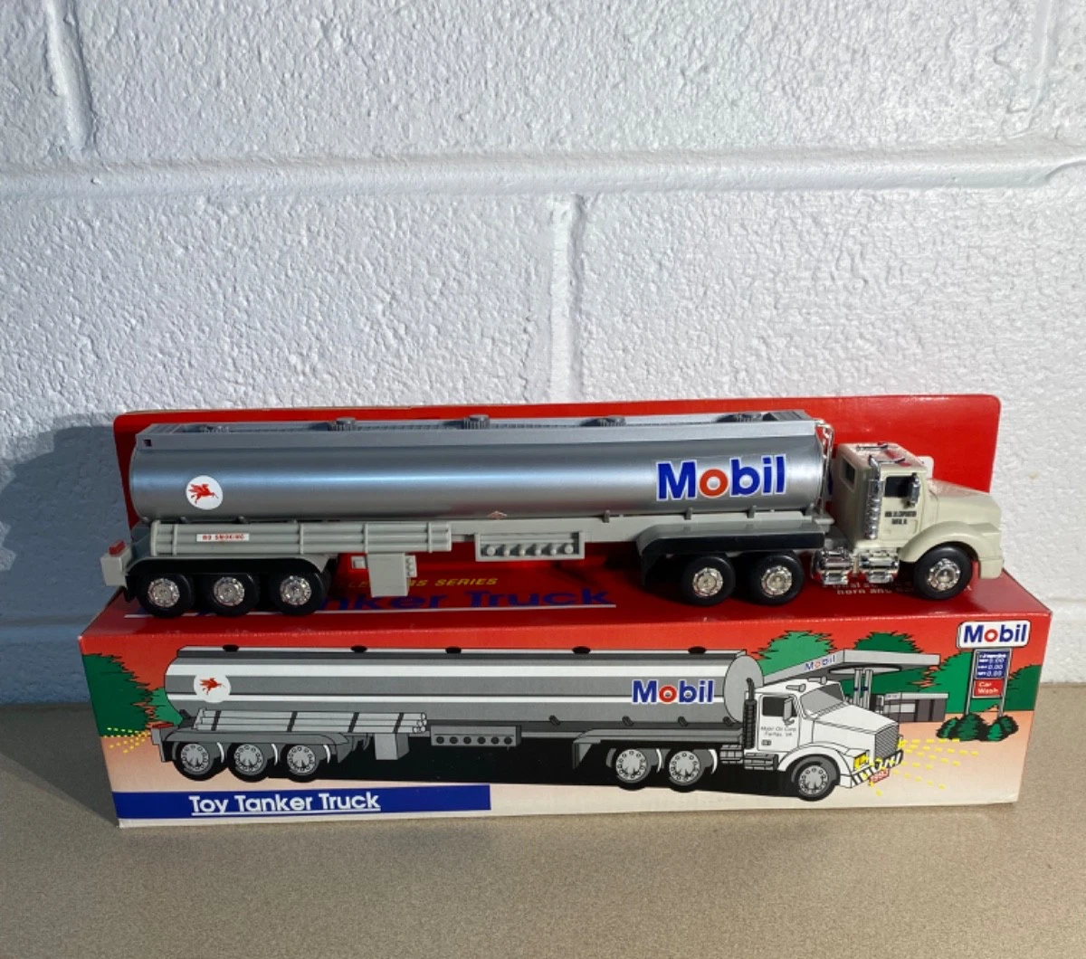 Mobilgas 小型金属製ミニカー Mobil Gas Toy Truck In Vintage Manufacture Diecast Cars, Trucks