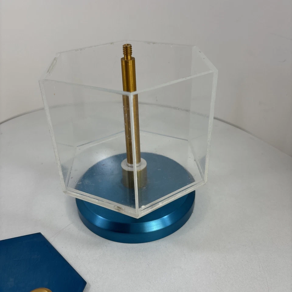 Caja de 6 lados de plexiglás base de metal azul para cubos de fotos Mid Century Foto 3 de 4