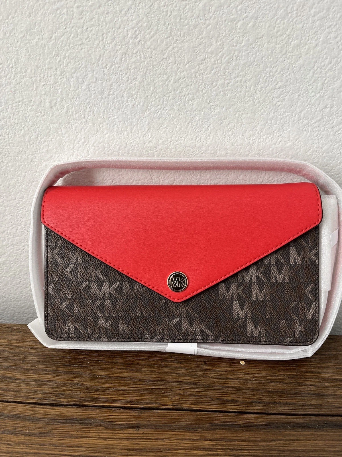 Nuovo con etichette $398 Michael Kors Jet Set da viaggio busta in pelle sangria scura