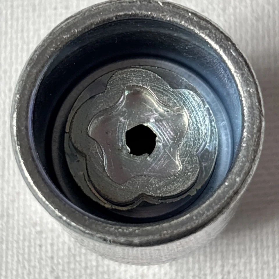 Llave de bloqueo de rueda de repuesto McGard (046600) (solo llave) Foto 3 de 4