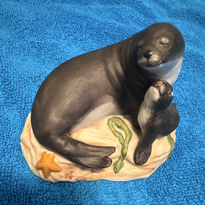 Franklin Mint Hawaiian Monk Seal & Pup Porcelain Figurine Sculpture