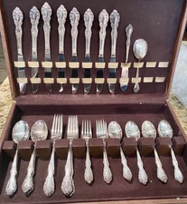 Vintage 60 pc. Grand Elegance Wm Rogers Mfg Co Silverplate Flatware W/ Chest