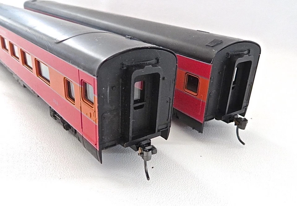 HO RIVAROSSI Pair Southern Pacific Daylight Smooth Side Pullman Coaches Upgraded - Image 4 of 4