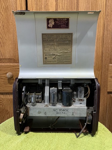 Radio portátil vintage década de 1940 RCA Victor modelo 8BX6 (ver descripción) - Imagen 12 de 20