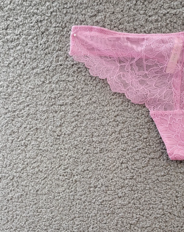 Tanga On Gossamer Luxe de encaje con borde de vieira para mujer mediana rosa baya Foto 3 de 4