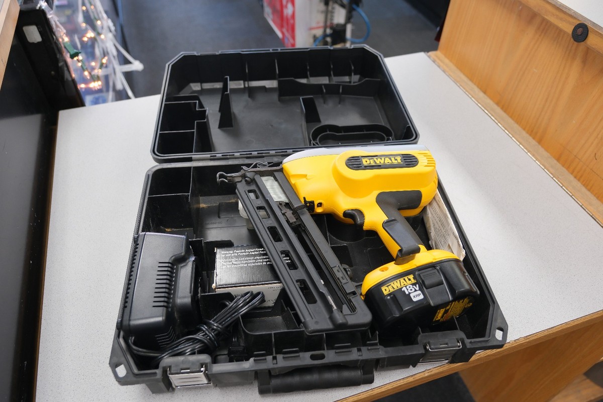 DEWALT DC618 18V XRP 16G FINISH NAILER W/ BOX, BAT, CHARGER FREE