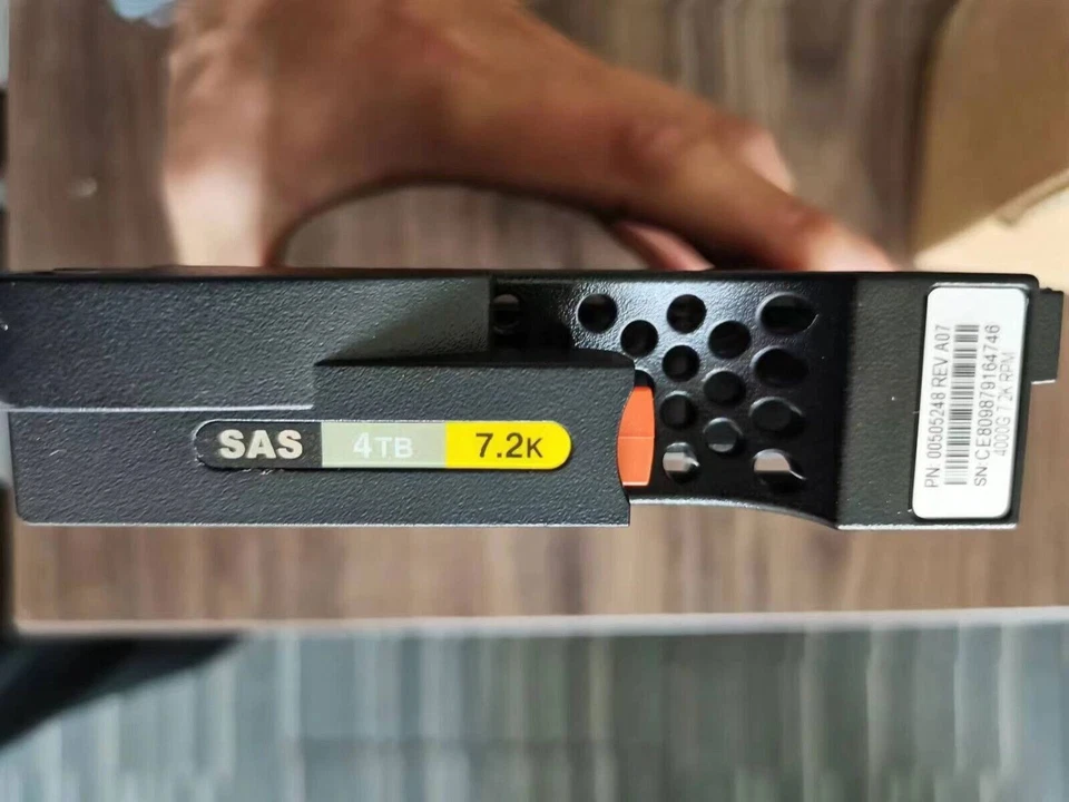 EMC V2-PS07-040 Series 005052484 005052485 4TB SAS 6Gb/s 7.2K Hard Disk Drive - Image 4 of 4