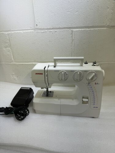 Janome J3-24 Sewing Machine Lightweight And Hard Case. Used, good working order. - Afbeelding 1 van 12