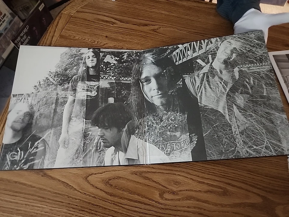 Nirvana "Bleach" 2009 reissue 2 LP set w/ live 1990 concert Sub Pop ex cond USA - Image 4 of 4