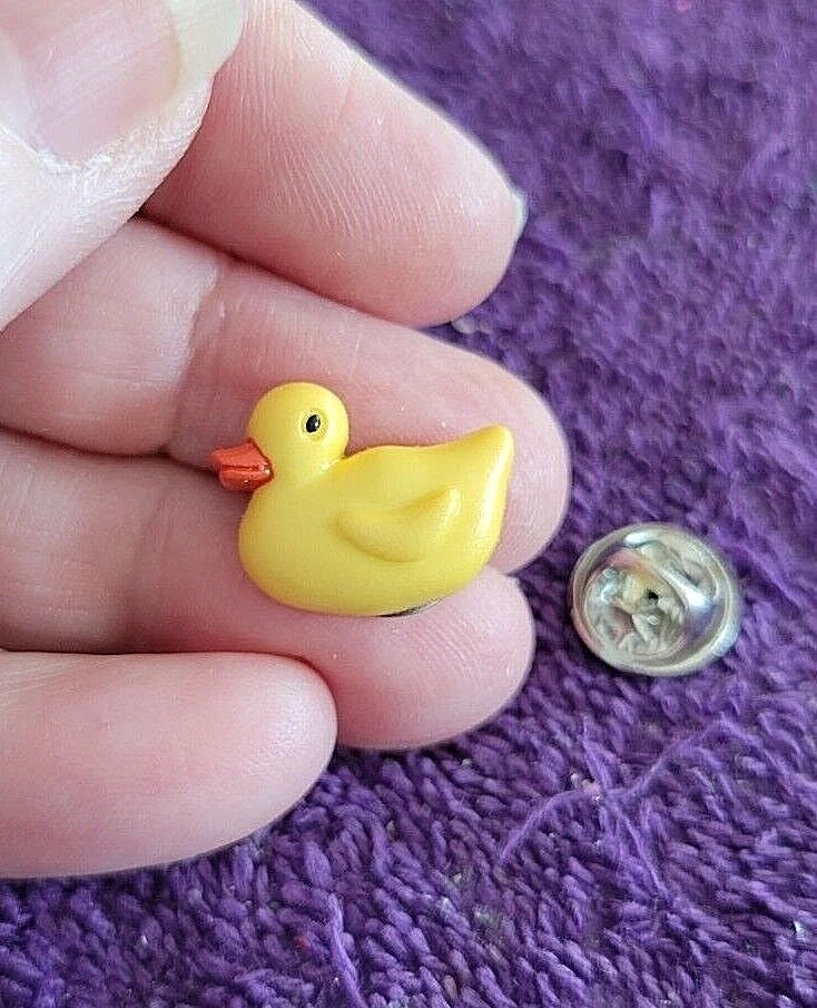 ^ Pin de solapa pequeño de goma amarillo de pato pequeño - ¡Divertido regalo perfecto único! Foto 2 de 4