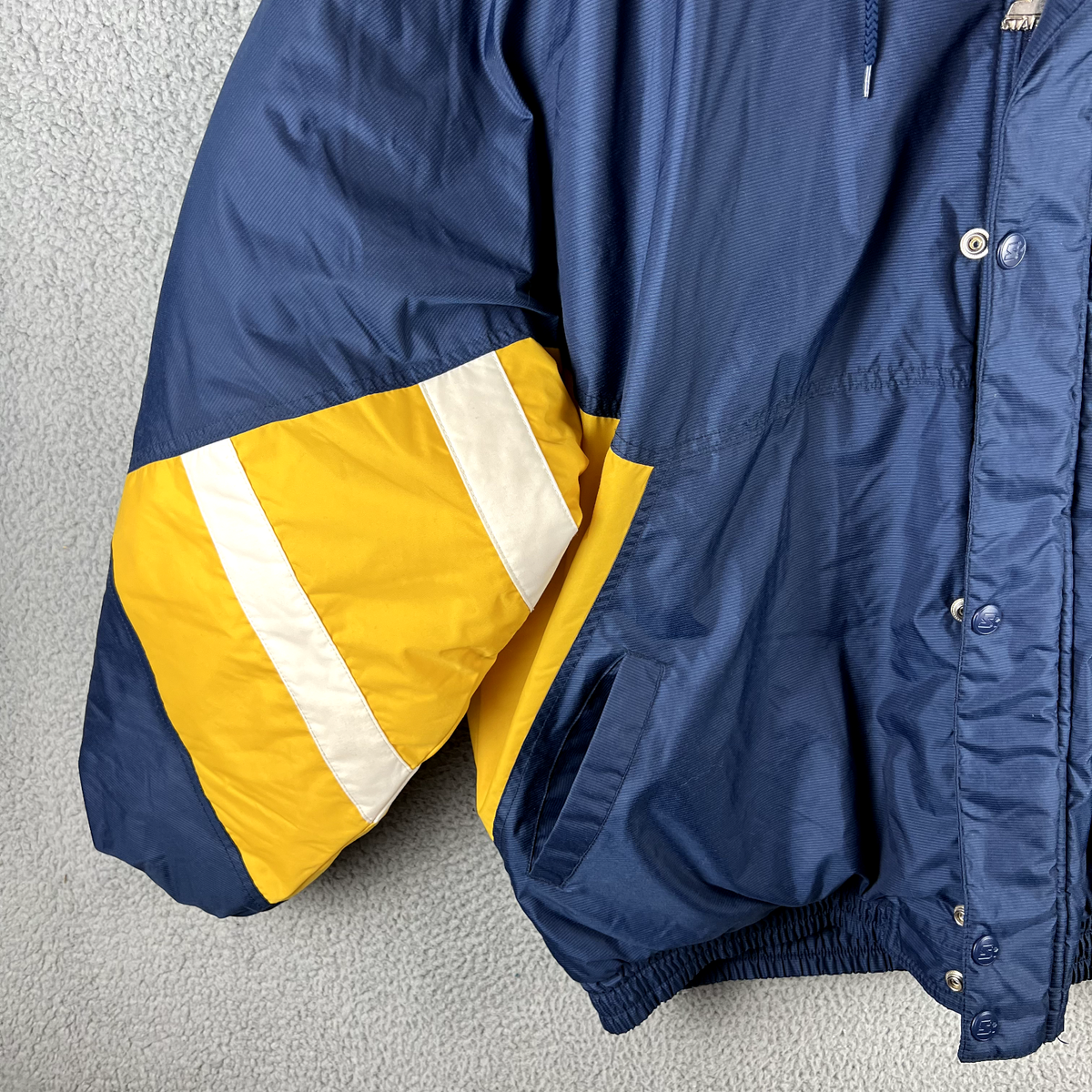 アメフト UCLA BRUINS ジャケット アンダーアーマー XL【新品】 Vintage UCLA Bruins Starter Jacket Men's XL Nylon Logo
