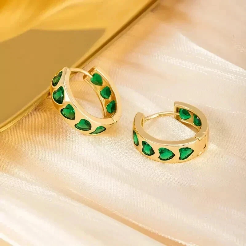 Pendientes de aro y huggie de esmeralda simulada con corazón de 3 quilates enchapados en oro amarillo de 14 k Foto 2 de 4