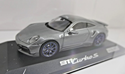 Minichamps 1:43 - Porsche 911 (992) Turbo S ''Embraer Duet'' platinsilber-metallic