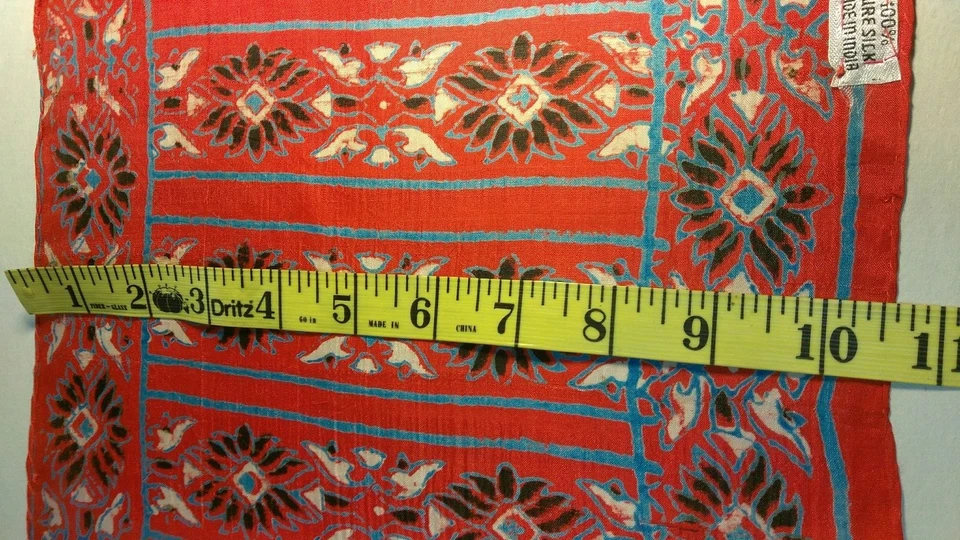 Bufanda Larga Paisley Roja Pura Seda Hecha en India Rodada a Mano Años 70 TESORO Foto 3 de 4
