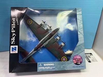 NEW RAY SKY PILOT WITH MOVING PARTS & STAND B-17 FLYING FORTRESS BOMBER CO