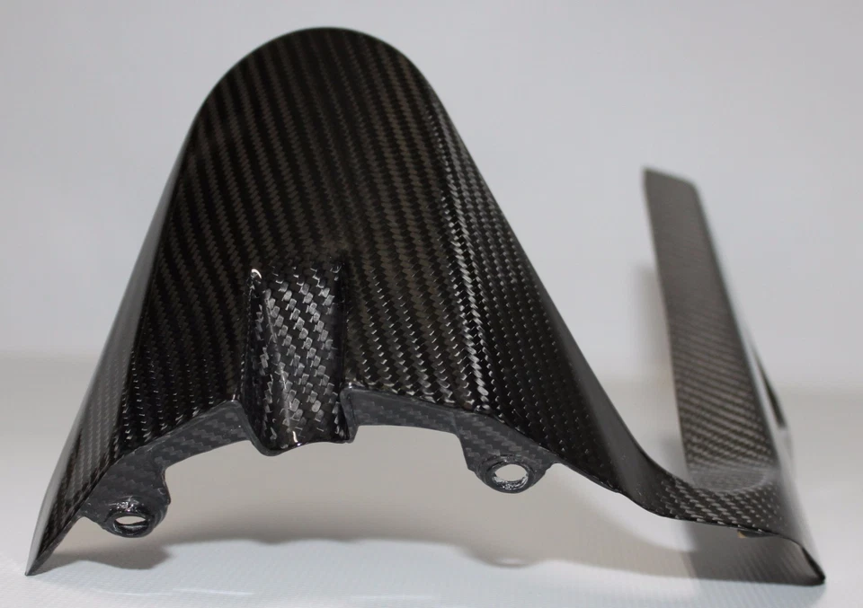 Abrazadera trasera Ducati Monster 821 2014-2021 con protector de cadena - 100 % fibra de carbono Foto 4 de 4