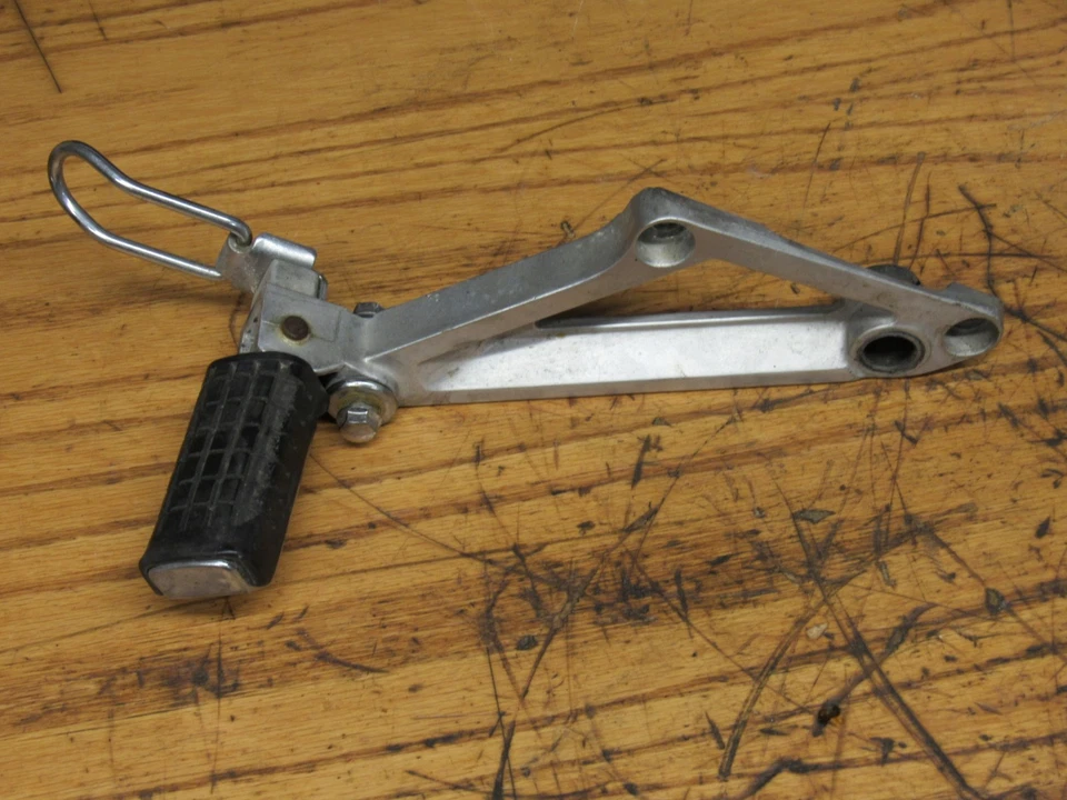 84 Honda VF 1100 S VF1100 V65 Sabre reposapiés trasero derecho pasajero clavija y montaje Foto 2 de 4